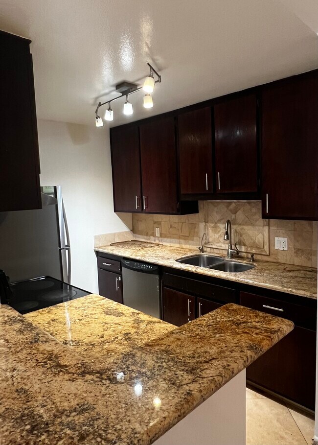 Kitchen - 3602 W Estates Ln