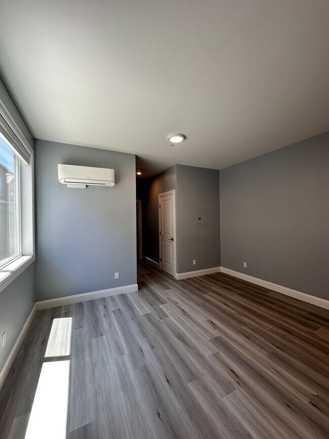 Foto del edificio - Attached separate first floor 1-bedroom, 1-bathroom suite