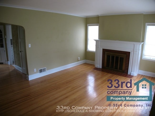 Building Photo - Charming bungalow in central St. Louis Park!