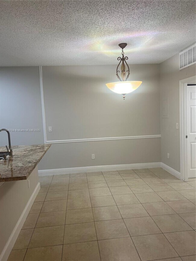 Foto del edificio - 18304 NW 68th Ave