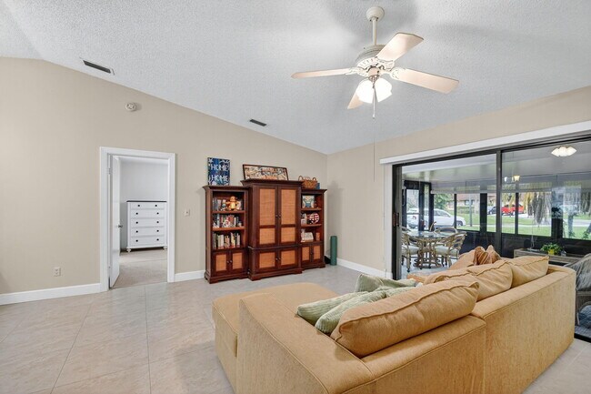 Foto del edificio - 15 Farnworth Dr