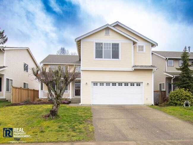 Foto del edificio - Spacious 3-Bedroom Home with Vaulted Ceilings, Fenced Yard & 2-Car Garage in Puyallup!!