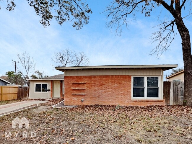 Building Photo - 215 Shady Rill