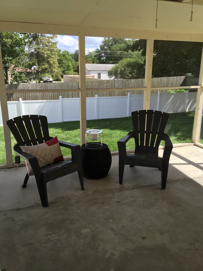 Private and quiet screened in porch. Afternoon shade. - 5030 Postlewaite Rd