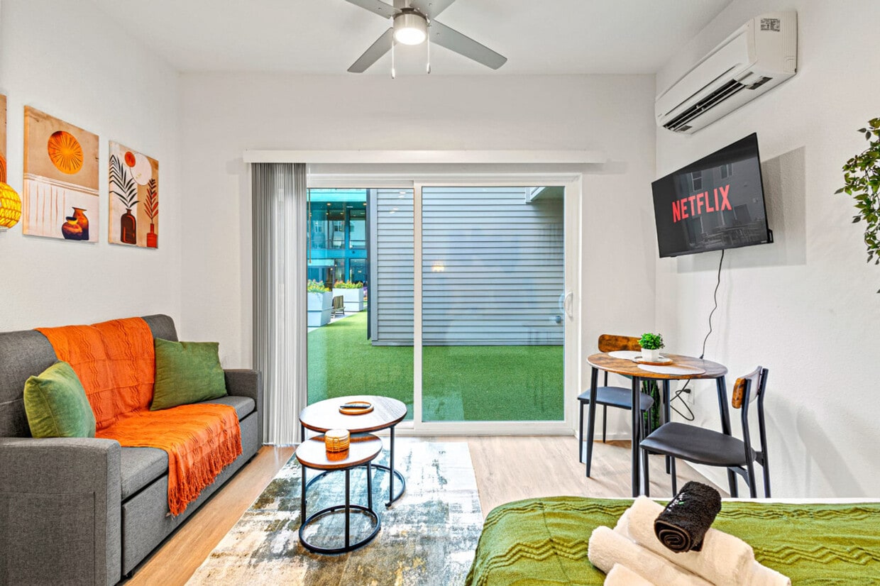 Foto principal - 596 W 9th St