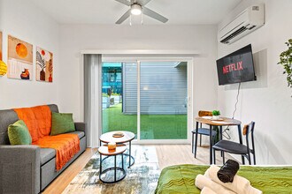 Building Photo - 596 W 9th St