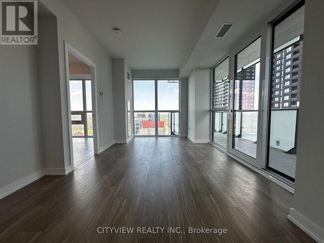 Photo du bâtiment - 430-2430 Square One Dr