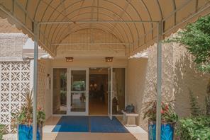 Foto del edificio - 555 Park Shore Dr