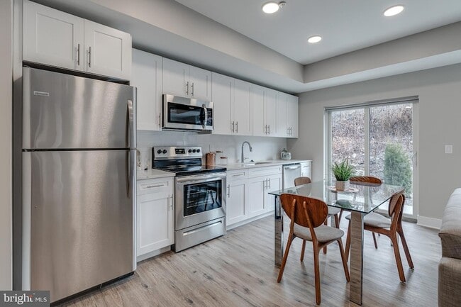 Photo - 1952 Bryn Mawr Ave Apartment