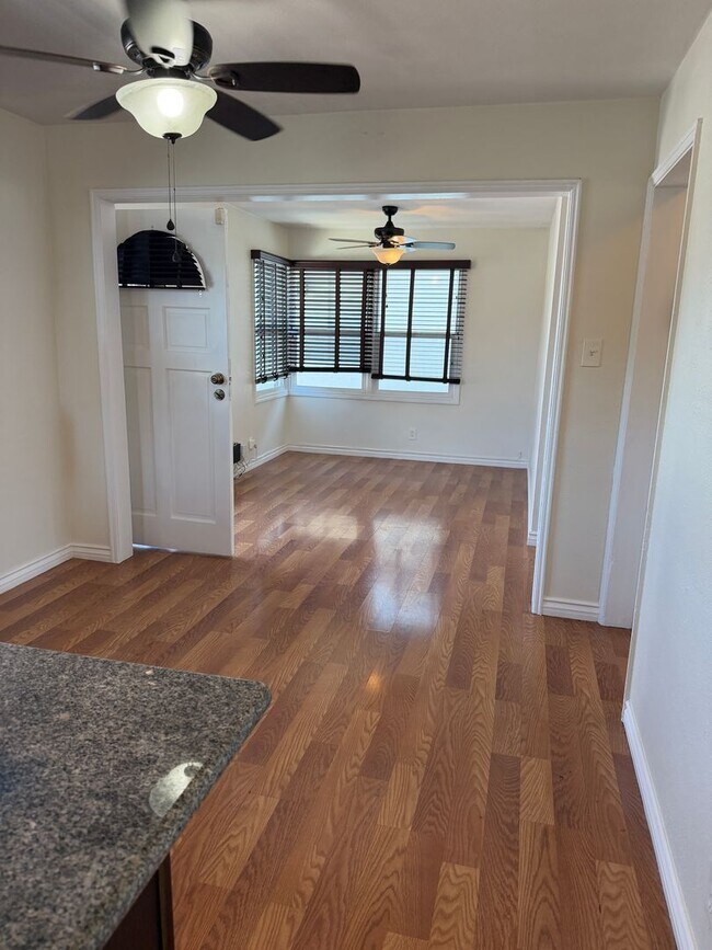 Building Photo - 203B