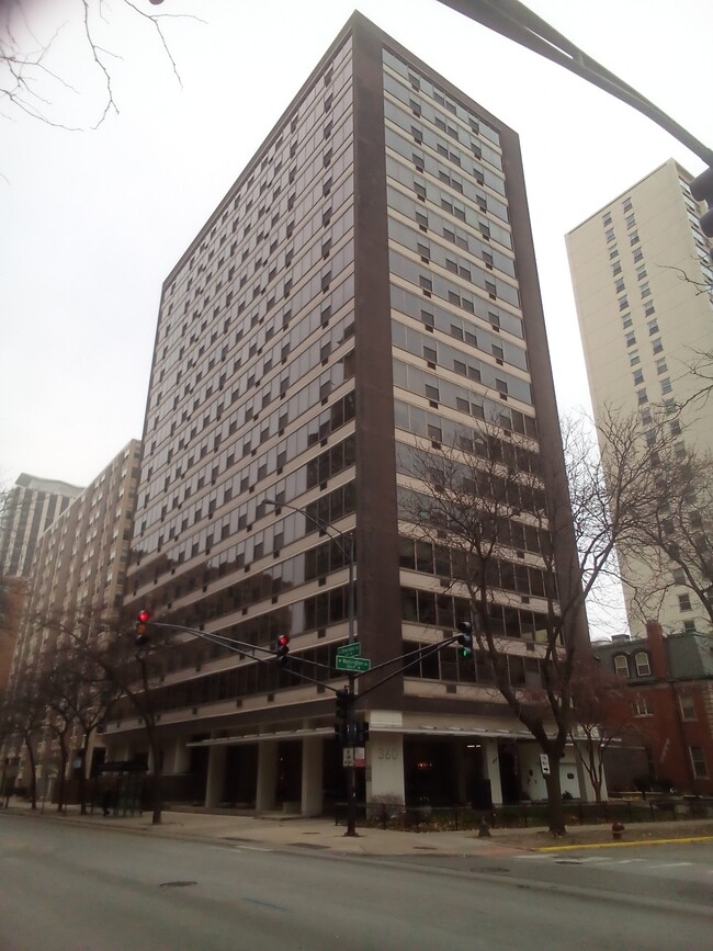 Foto del edificio - 360 W Wellington Ave