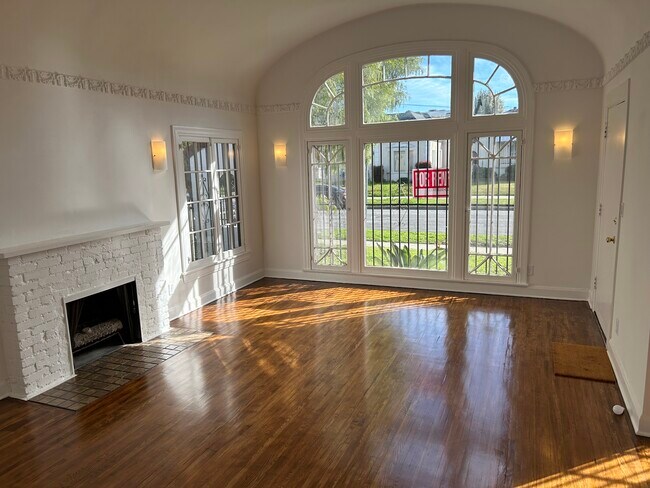 LivingRoomView - 419 N Detroit St