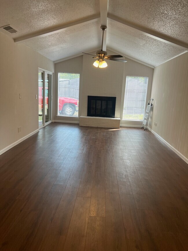 Building Photo - 6 Eastvale Pl