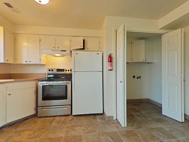 Building Photo - 3 Bedroom Apartment ~ Albany ~ Small Pet F...
