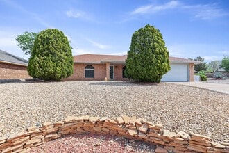 Building Photo - 3 Bedroom, 2 bath on Corner Lot near Golf Course