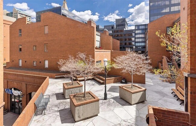 Building Photo - This stunning 3-bedroom, 3-bath condo in D...