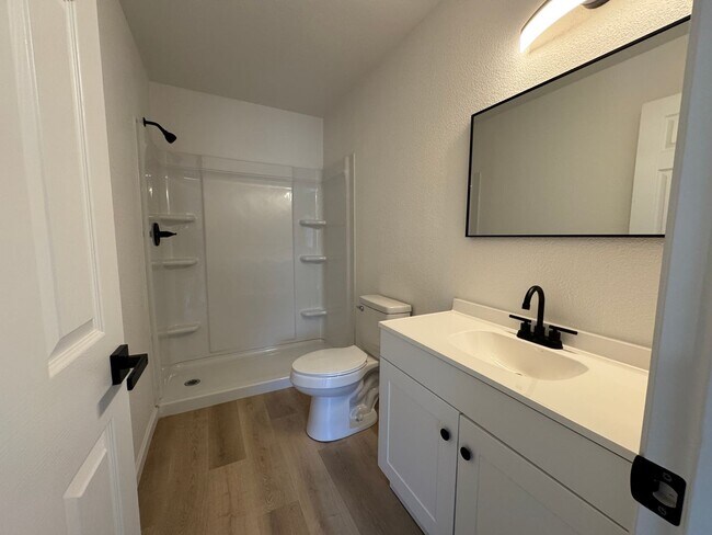 Foto del edificio - Completely Remodeled Three Bed, Two Bath D...