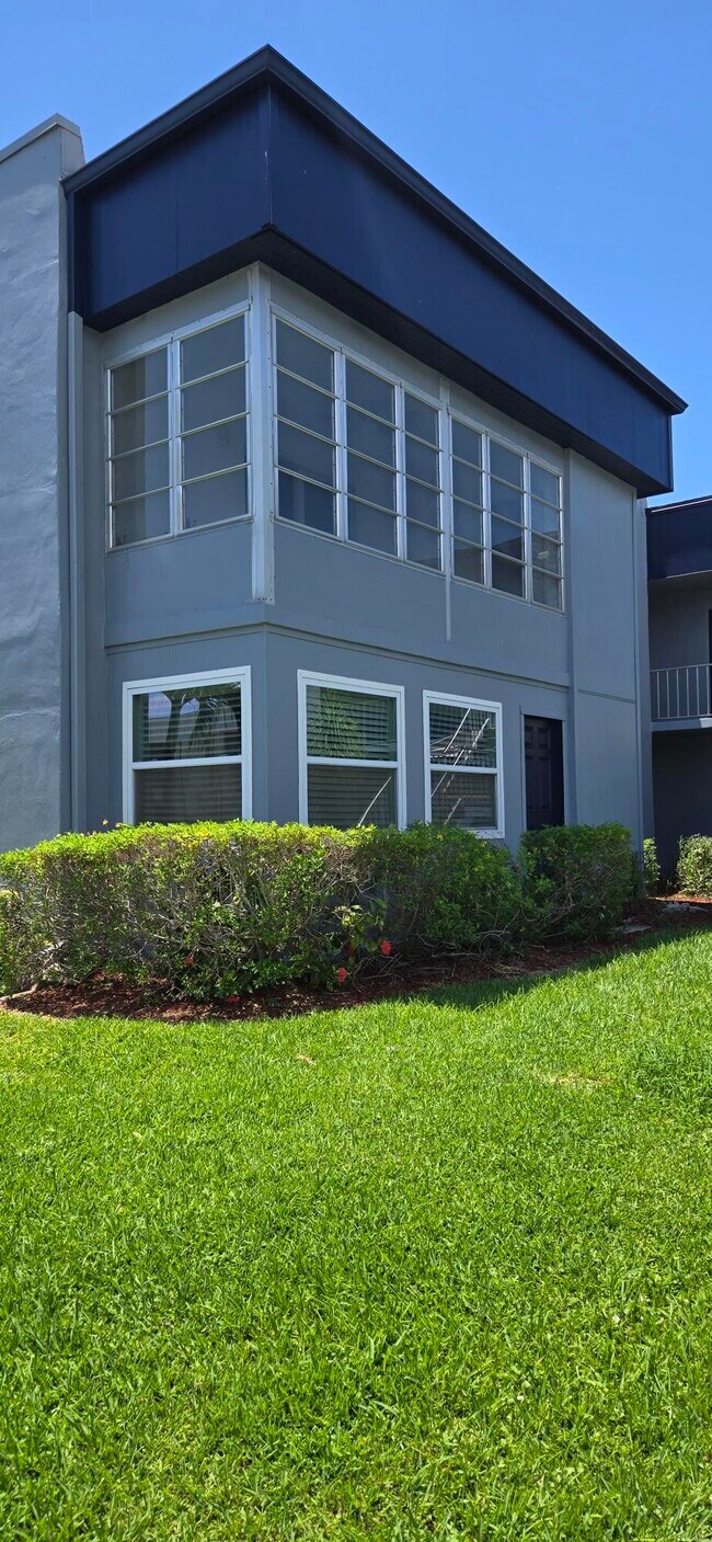 Building Photo - 134 Burgundy B