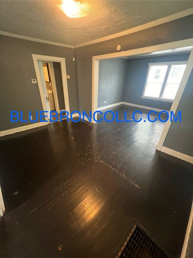 Building Photo - NEWly renovated Cute 2 bedroom 1 bathroom ...