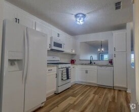 Building Photo - 1807 Garden Lake Dr