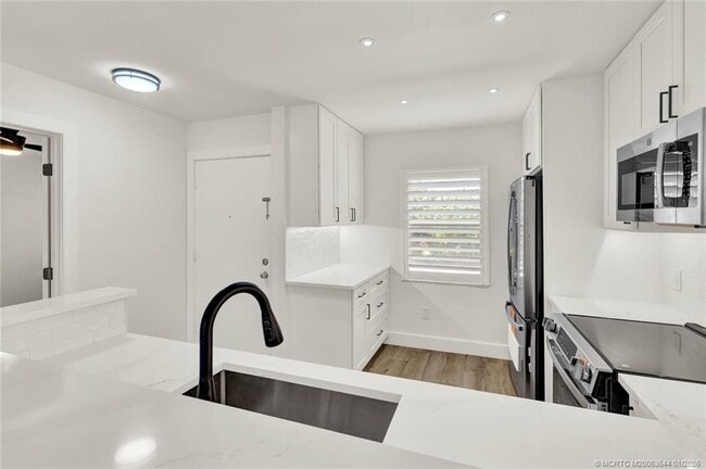 Foto del edificio - 1950 SW Palm City Rd