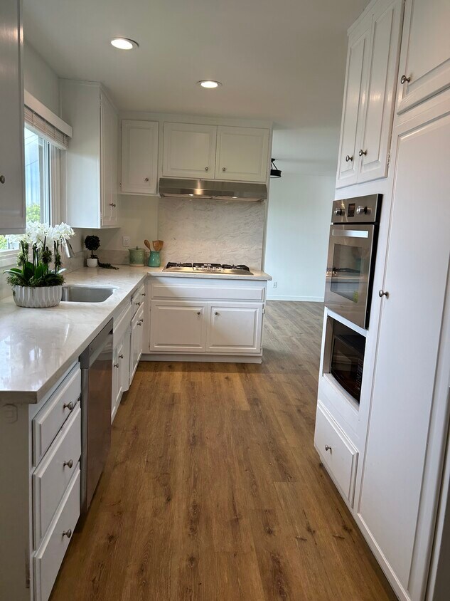 Foto principal - 6919 Grovespring Dr