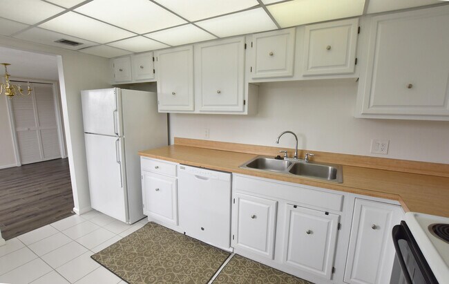 Building Photo - 4132 Quail Ridge Dr N