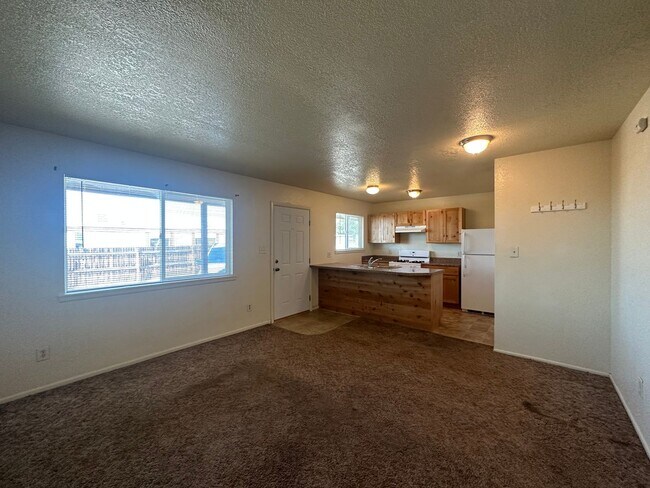 Building Photo - 2 Bedroom 1 Bathroom Apartment available f...