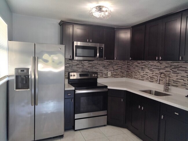 Kitchen - 564 Holly Dr