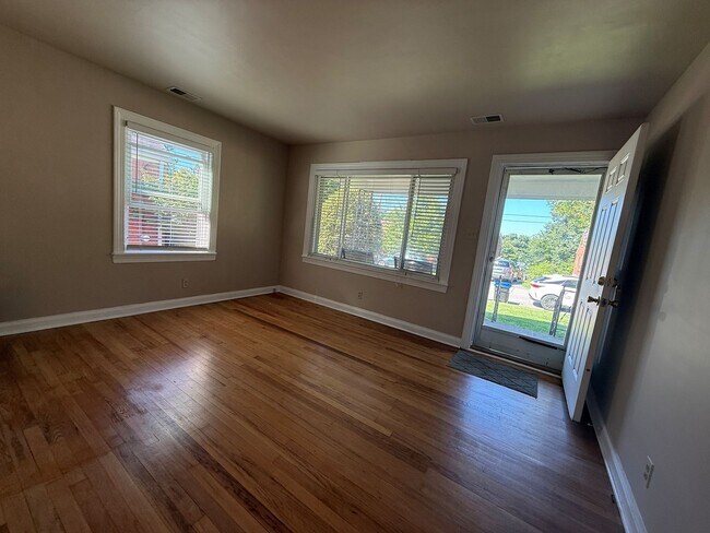 Foto del edificio - Conveniently Located 2BR Home with Garage & Backyard