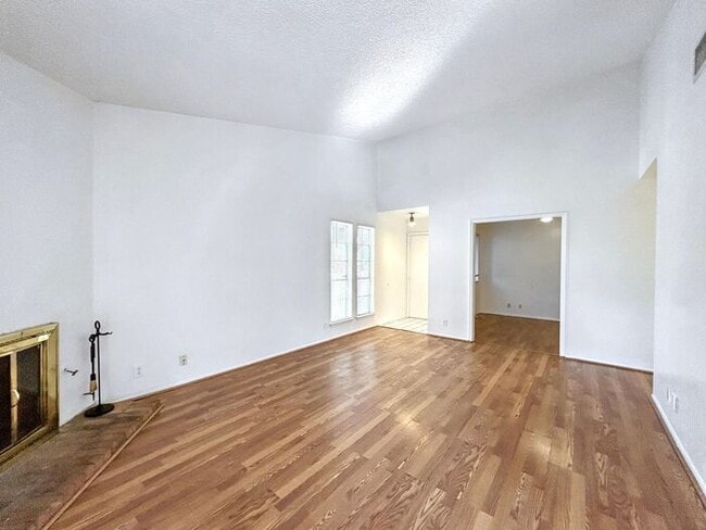 Building Photo - Charming 2-Bedroom Home with Modern Amenit...