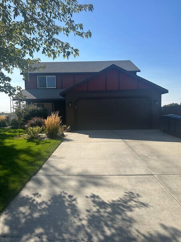 Primary Photo - Large Well Maintained Home in Quiet Neighb...