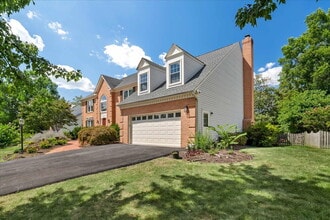 Building Photo - 8608 Oak Brook Ln