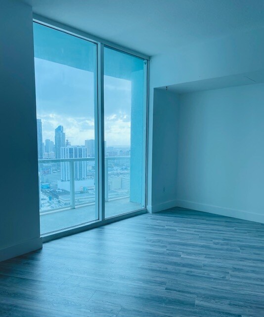 Living Area - 1900 N Bayshore Dr
