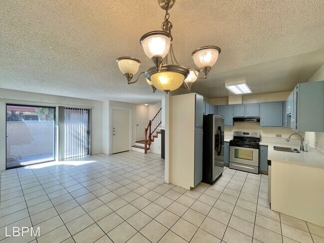 Building Photo - 3 br, 2 bath House - 9541 Woodman Ave #2