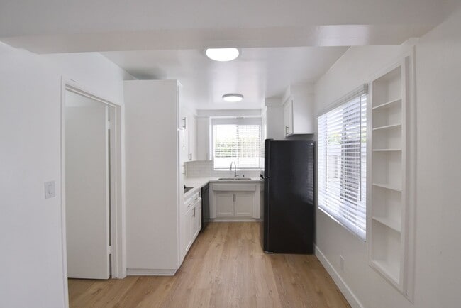 Building Photo - 5230 Vesper Ave