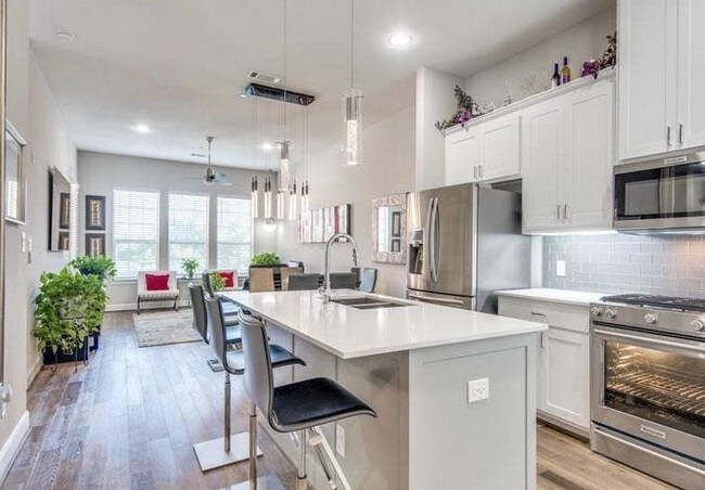 Foto del edificio - 5015 Meridian Ln