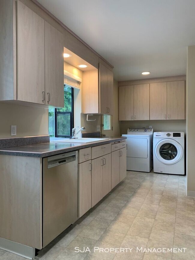 Foto del edificio - 1425 100th Ave NE