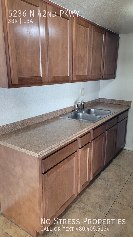 Foto del edificio - 3 Bed Town Home off 43rd Ave & Camelback Rd!