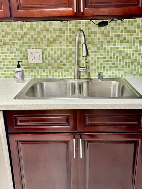 Foto del edificio - 2488 Beachwood Dr