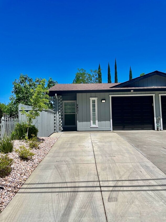 Primary Photo - Remolded Duplex near Arden/Arcade