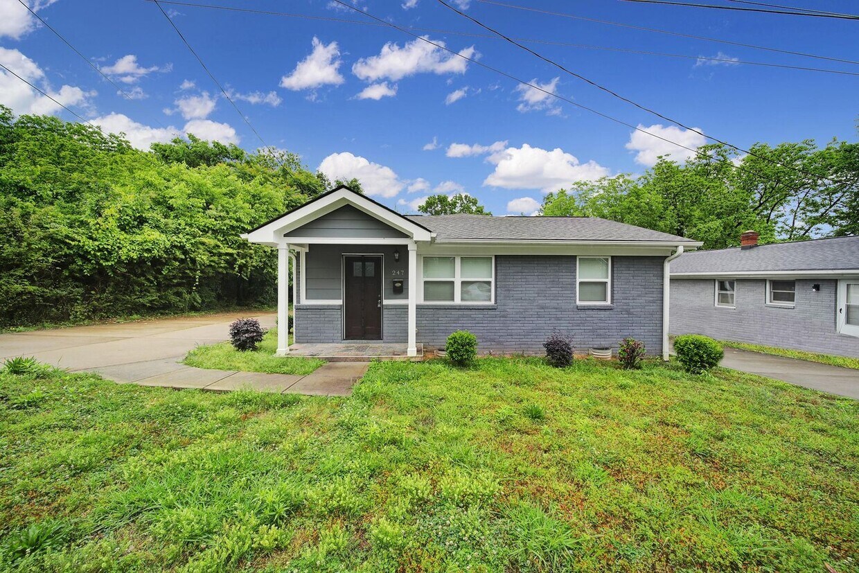 Foto principal - Beautiful Brick Home With Large Driveway