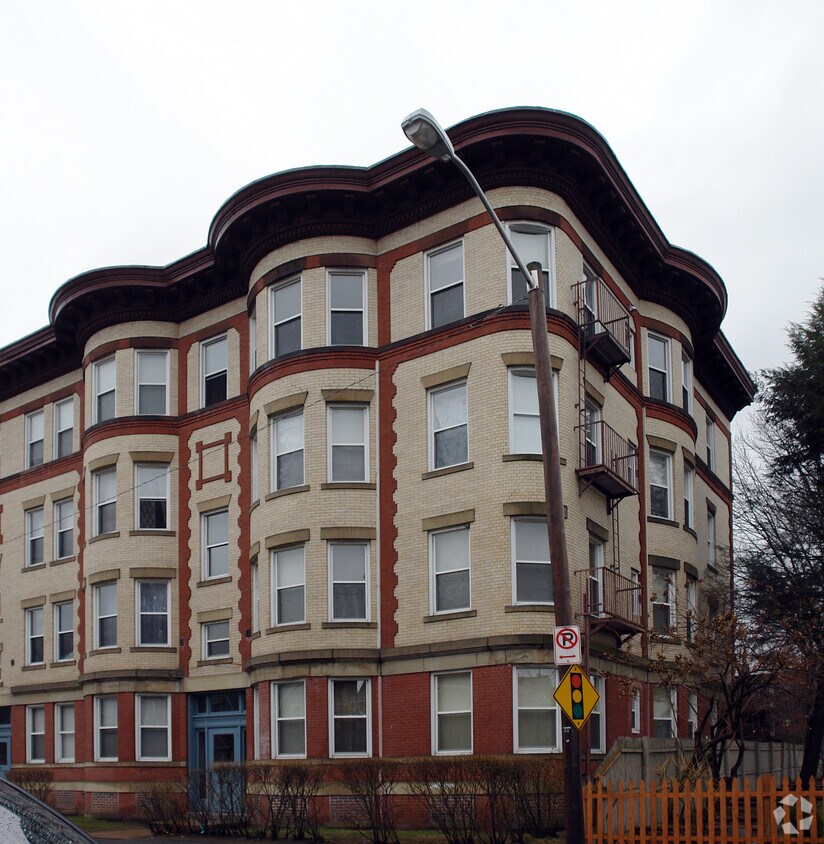 Building Photo - 413-415 Pleasant St
