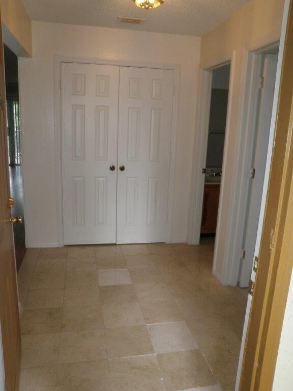 Building Photo - SPECIOUS 2nd FLOOR CORNER UNIT w/ 2 FULL S...