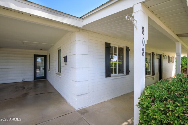 Building Photo - 808 E Cavalier Dr