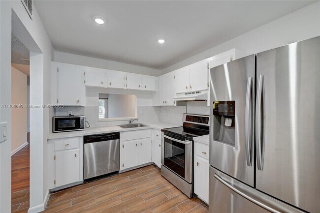 Building Photo - 3501 Inverrary Dr