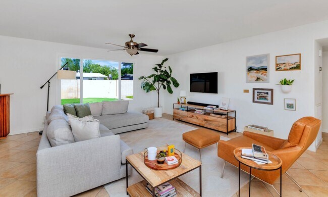 Foto del edificio - 8626 E Sells Dr