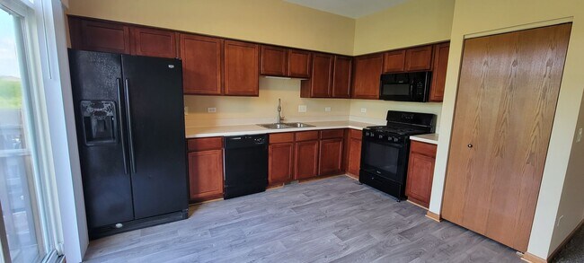 Building Photo - SPACIOUS 3 BEDROOM HALF DUPLEX!