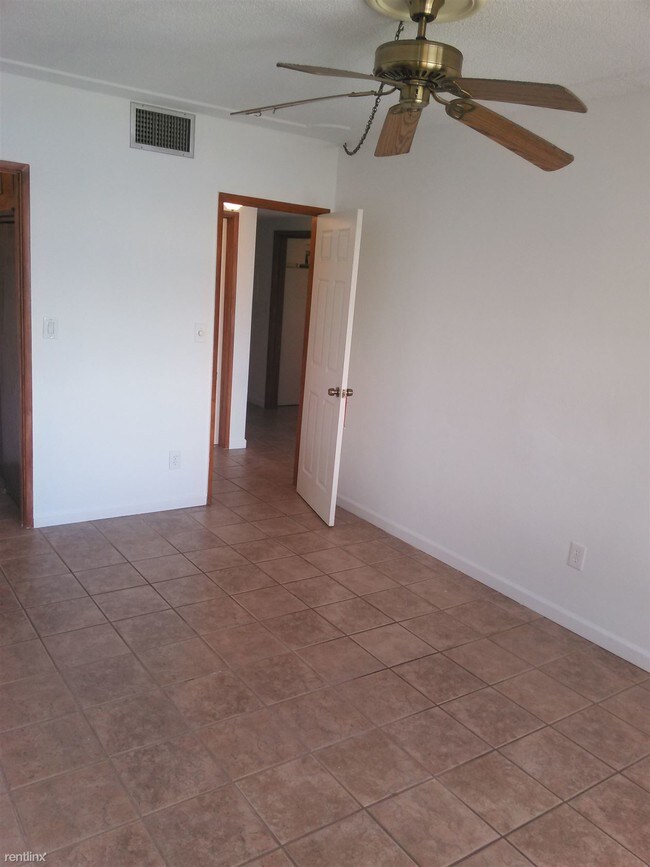 Building Photo - 450 Golden Isles Dr