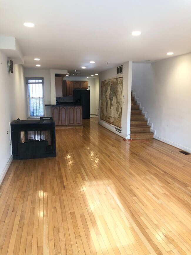 Chimenea + plano de planta abierto + varias ventanas - 1204 Florida Ave NE